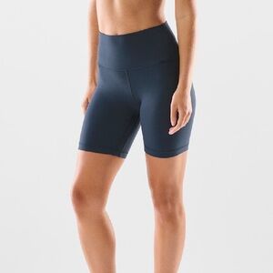 TNA | BUTTER Cheeky Hi-Rise Short - size medium